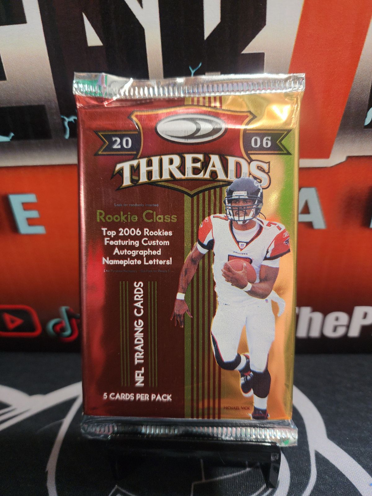 2006 Donruss Threads Blaster Pack Personal Break! Look for custom autographed nameplate letters!