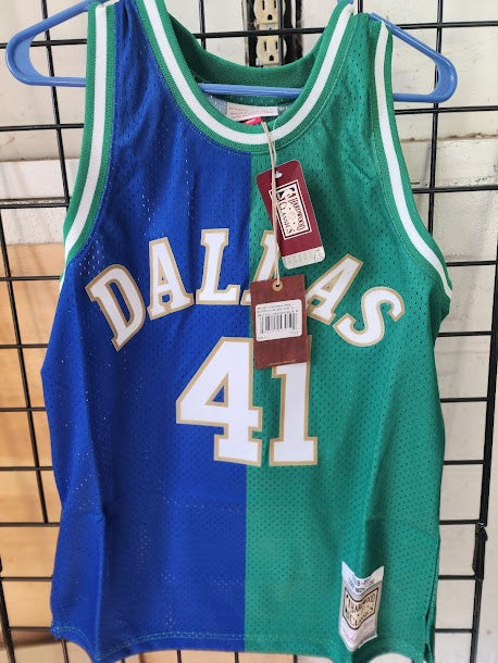 Dirk Nowitzki Mavericks Mitchell and Ness Hardwood Classics Jersey $135 retail Unsigned