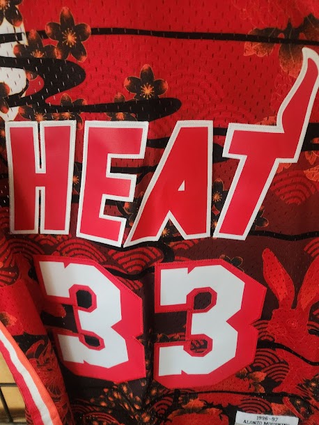 Alonzo Mourning Miami Heat Mitchell and Ness Hardwood Classics Jersey M Unsigned