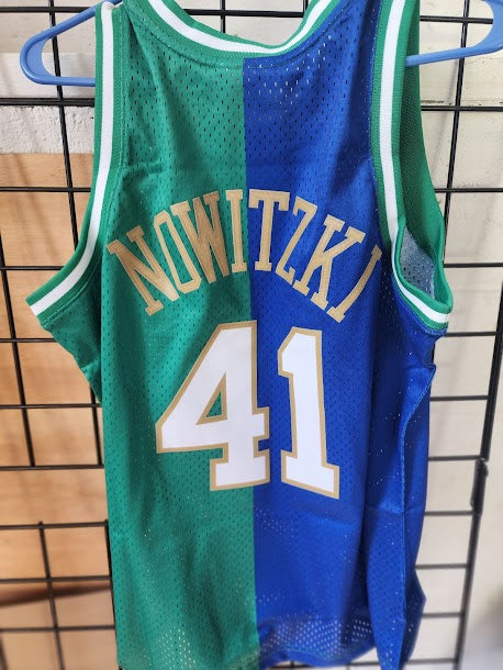 Dirk Nowitzki Mavericks Mitchell and Ness Hardwood Classics Jersey $135 retail Unsigned