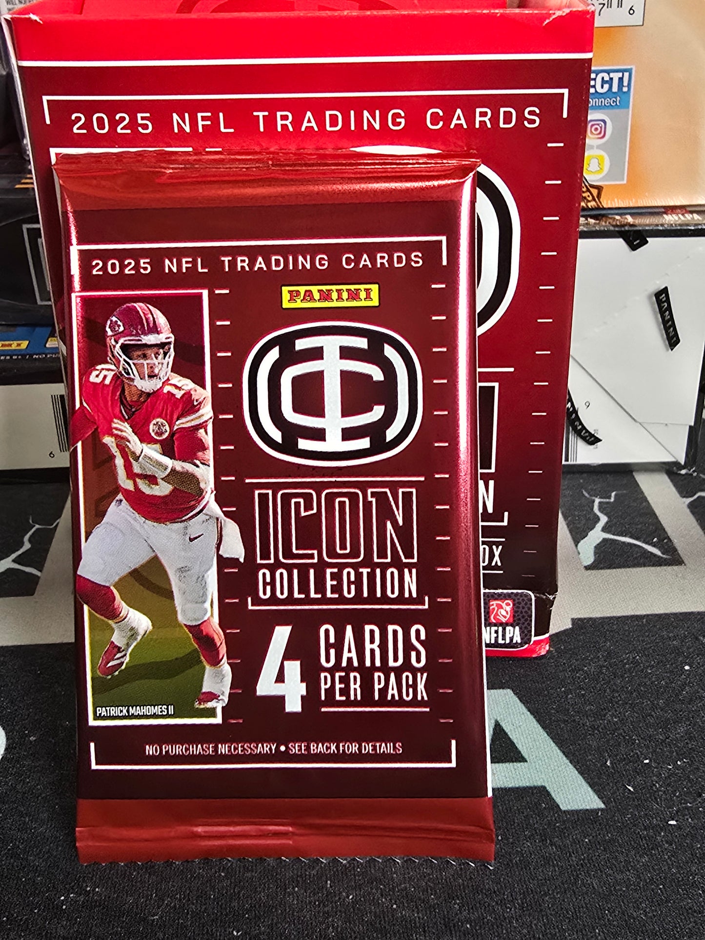 2025 Icon Collection Authentically Mahomes Blaster Pack - Chase autos!