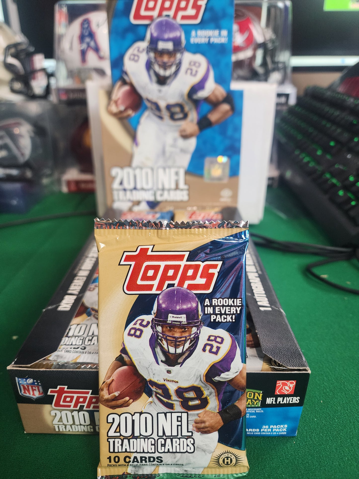 2010 Topps Football Pack Personal Break! One rookie per pack! Chase autographs and relics!